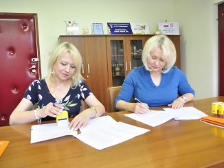 burmistrz Zawichostu i skarbnik podpisują porozumienie