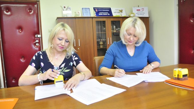 burmistrz Zawichostu i skarbnik podpisują porozumienie